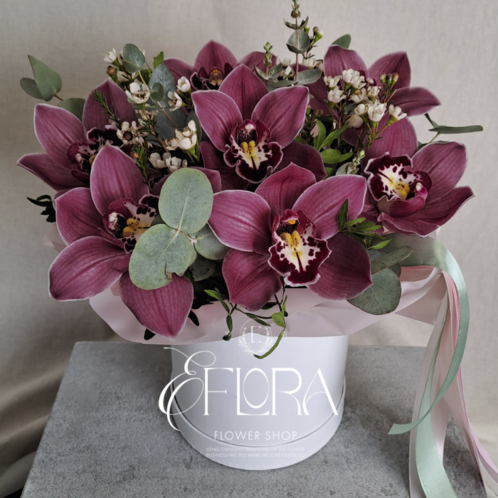 фото 1: Коробка с орхидеями