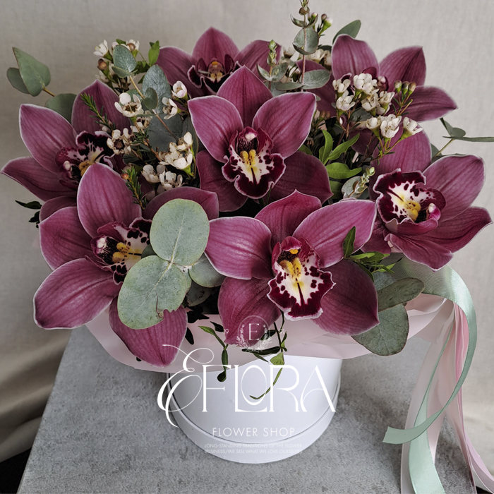 Коробка с орхидеями